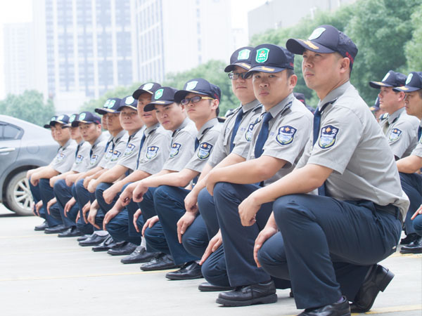 苏州保安全服务公司为客户单位提供安全服务。