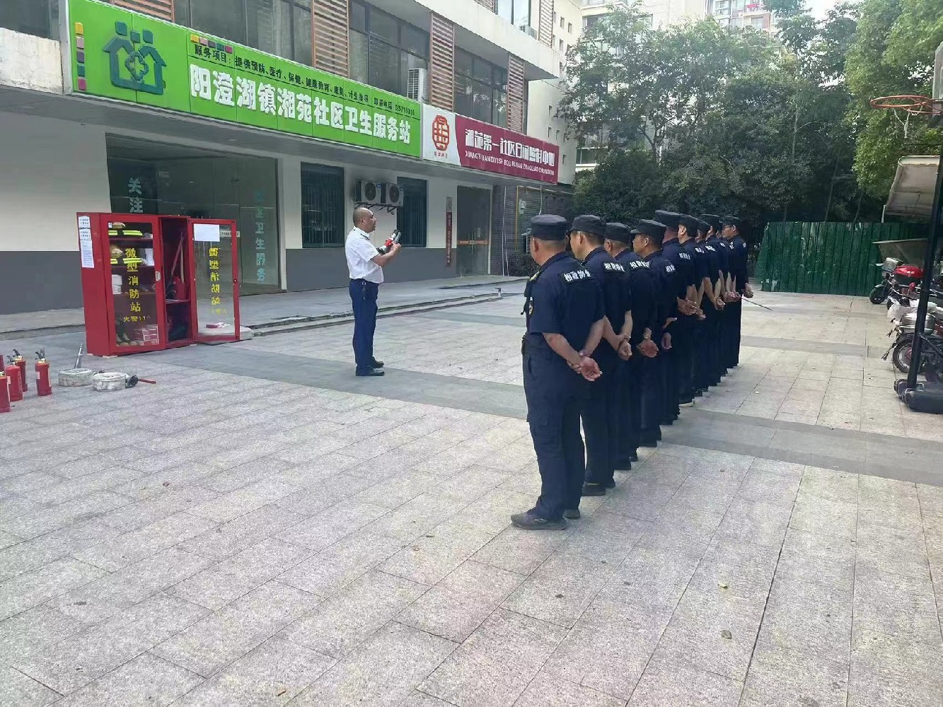 昆山保安在停车场巡逻